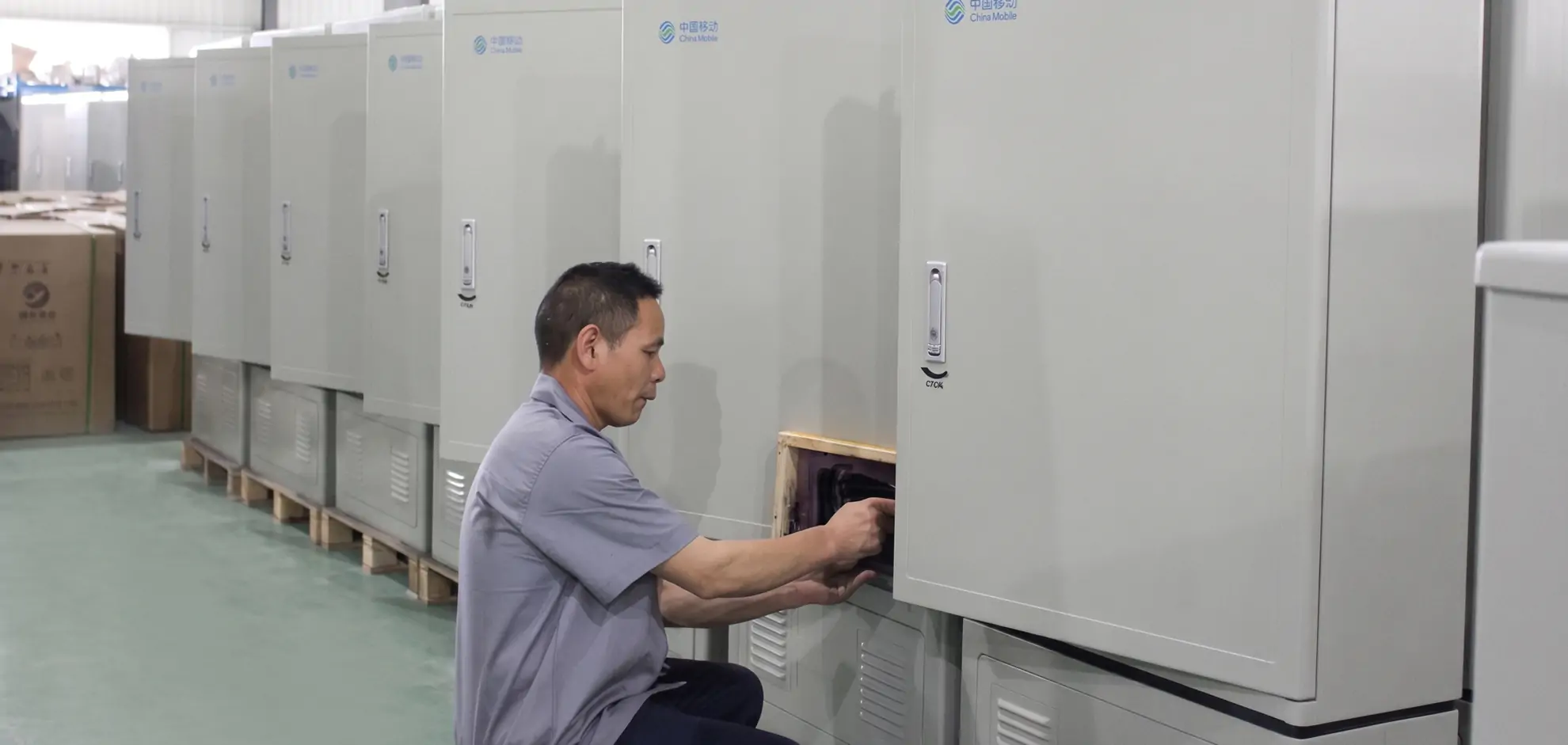Fiber distribution cabinet selection guide showing capacity planning and material comparison