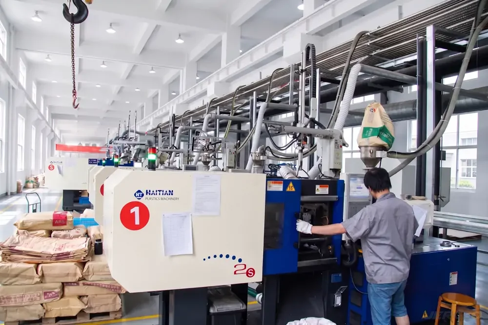 Automated injection molding workshop at Jergeo factory